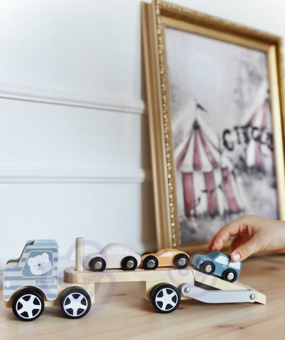 Medinis vilkikas su automobiliais - Image 3