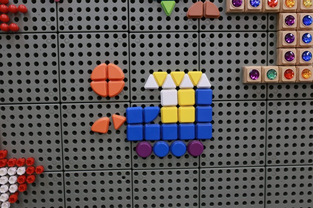 STEAM MASTERKIDZ  lentų spalvoti kištukai Formos 64 vnt EDU14825 - Image 4